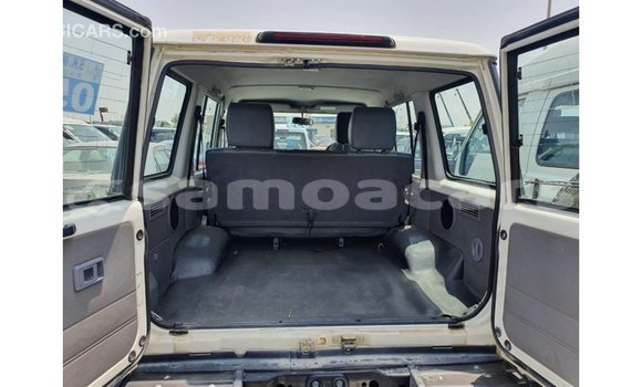 Acheter Import Voiture Toyota Land Cruiser Blanc à Import - Dubai, A'ana Acheter Import Voiture Toyota Land Cruiser Blanc à Import - Dubai, A'ana