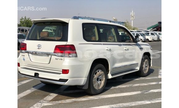 Acheter Import Voiture Toyota Land Cruiser Blanc à Import - Dubai, A'ana Acheter Import Voiture Toyota Land Cruiser Blanc à Import - Dubai, A'ana