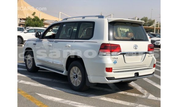 Acheter Import Voiture Toyota Land Cruiser Blanc à Import - Dubai, A'ana Acheter Import Voiture Toyota Land Cruiser Blanc à Import - Dubai, A'ana