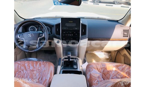 Acheter Import Voiture Toyota Land Cruiser Blanc à Import - Dubai, A'ana Acheter Import Voiture Toyota Land Cruiser Blanc à Import - Dubai, A'ana