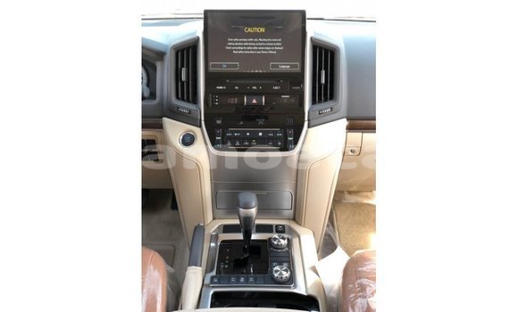 Acheter Import Voiture Toyota Land Cruiser Blanc à Import - Dubai, A'ana Acheter Import Voiture Toyota Land Cruiser Blanc à Import - Dubai, A'ana