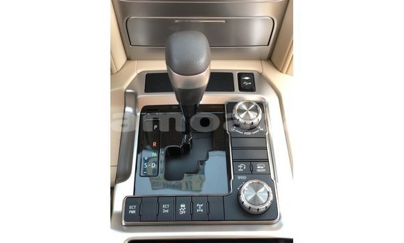 Acheter Import Voiture Toyota Land Cruiser Blanc à Import - Dubai, A'ana Acheter Import Voiture Toyota Land Cruiser Blanc à Import - Dubai, A'ana