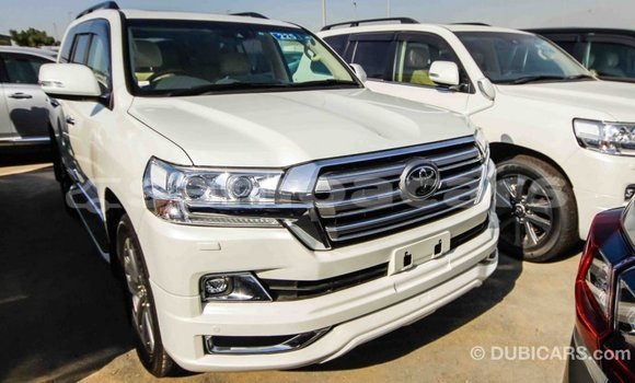 Acheter Import Voiture Toyota Land Cruiser Blanc à Import - Dubai, A'ana Acheter Import Voiture Toyota Land Cruiser Blanc à Import - Dubai, A'ana