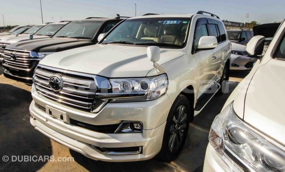 Acheter Import Voiture Toyota Land Cruiser Blanc à Import - Dubai, A'ana Acheter Import Voiture Toyota Land Cruiser Blanc à Import - Dubai, A'ana