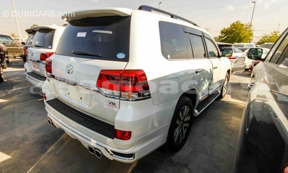 Acheter Import Voiture Toyota Land Cruiser Blanc à Import - Dubai, A'ana Acheter Import Voiture Toyota Land Cruiser Blanc à Import - Dubai, A'ana