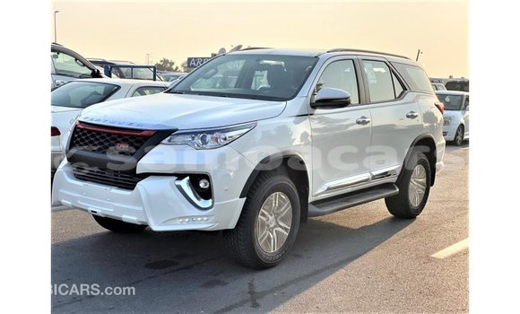 Acheter Import Voiture Toyota Fortuner Blanc à Import - Dubai, A'ana Acheter Import Voiture Toyota Fortuner Blanc à Import - Dubai, A'ana