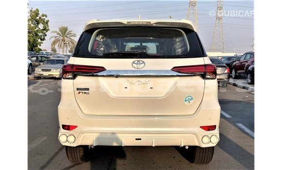 Acheter Import Voiture Toyota Fortuner Blanc à Import - Dubai, A'ana Acheter Import Voiture Toyota Fortuner Blanc à Import - Dubai, A'ana