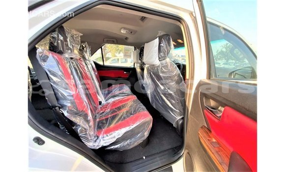Acheter Import Voiture Toyota Fortuner Blanc à Import - Dubai, A'ana Acheter Import Voiture Toyota Fortuner Blanc à Import - Dubai, A'ana