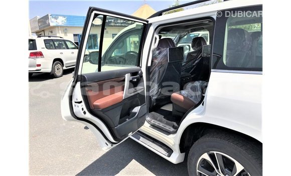 Acheter Import Voiture Toyota Land Cruiser Blanc à Import - Dubai, A'ana Acheter Import Voiture Toyota Land Cruiser Blanc à Import - Dubai, A'ana