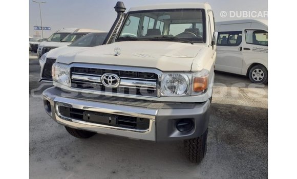 Acheter Import Voiture Toyota Land Cruiser Blanc à Import - Dubai, A'ana Acheter Import Voiture Toyota Land Cruiser Blanc à Import - Dubai, A'ana