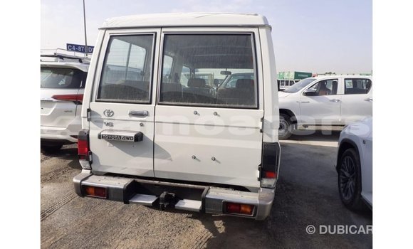 Acheter Import Voiture Toyota Land Cruiser Blanc à Import - Dubai, A'ana Acheter Import Voiture Toyota Land Cruiser Blanc à Import - Dubai, A'ana