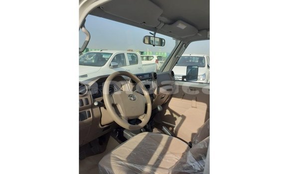 Acheter Import Voiture Toyota Land Cruiser Blanc à Import - Dubai, A'ana Acheter Import Voiture Toyota Land Cruiser Blanc à Import - Dubai, A'ana