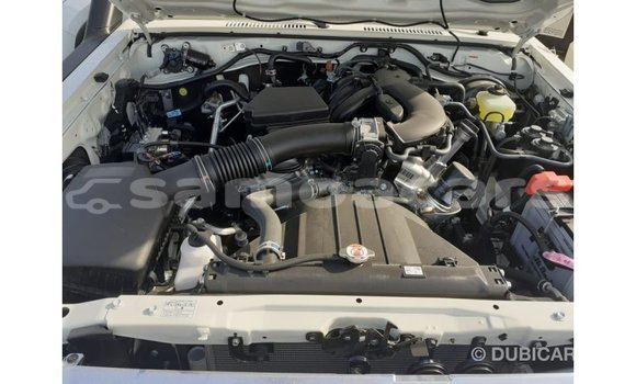 Acheter Import Voiture Toyota Land Cruiser Blanc à Import - Dubai, A'ana Acheter Import Voiture Toyota Land Cruiser Blanc à Import - Dubai, A'ana