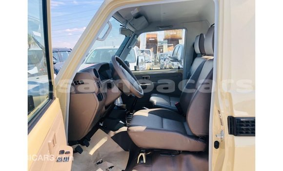Acheter Import Voiture Toyota Land Cruiser Beige à Import - Dubai, A'ana Acheter Import Voiture Toyota Land Cruiser Beige à Import - Dubai, A'ana