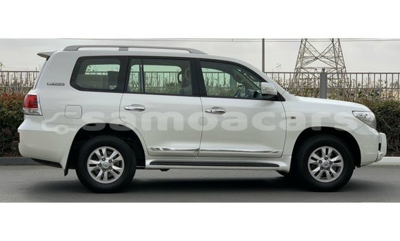 Acheter Import Voiture Toyota Land Cruiser Blanc à Import - Dubai, A'ana Acheter Import Voiture Toyota Land Cruiser Blanc à Import - Dubai, A'ana
