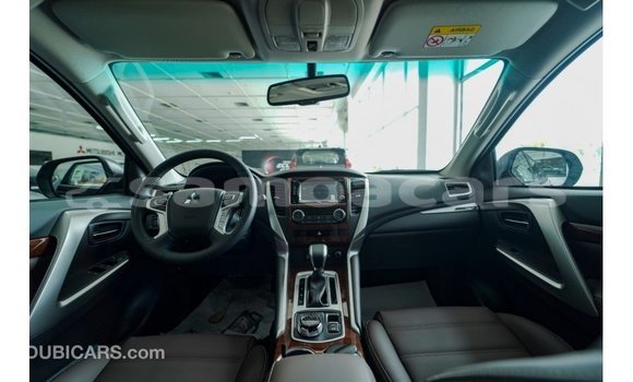 Acheter Import Voiture Mitsubishi Montero Noir à Import - Dubai, A'ana Acheter Import Voiture Mitsubishi Montero Noir à Import - Dubai, A'ana