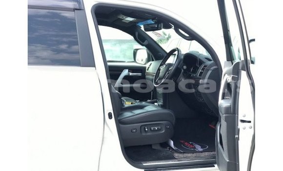Buy Import Toyota Land Cruiser White Car in Import - Dubai in A'ana Buy Import Toyota Land Cruiser White Car in Import - Dubai in A'ana