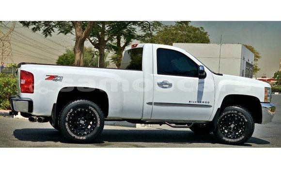 Acheter Import Voiture Chevrolet Silverado Blanc à Import - Dubai, A'ana Acheter Import Voiture Chevrolet Silverado Blanc à Import - Dubai, A'ana