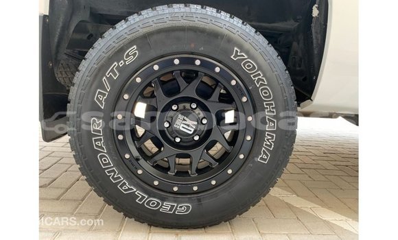 Acheter Import Voiture Chevrolet Silverado Blanc à Import - Dubai, A'ana Acheter Import Voiture Chevrolet Silverado Blanc à Import - Dubai, A'ana