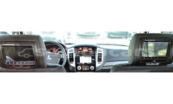 Acheter Import Voiture Mitsubishi Pajero Blanc à Import - Dubai, A'ana Acheter Import Voiture Mitsubishi Pajero Blanc à Import - Dubai, A'ana