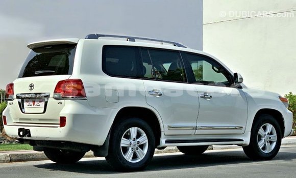 Acheter Import Voiture Toyota Land Cruiser Blanc à Import - Dubai, A'ana Acheter Import Voiture Toyota Land Cruiser Blanc à Import - Dubai, A'ana