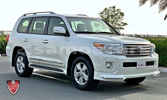 Acheter Import Voiture Toyota Land Cruiser Blanc à Import - Dubai, A'ana Acheter Import Voiture Toyota Land Cruiser Blanc à Import - Dubai, A'ana