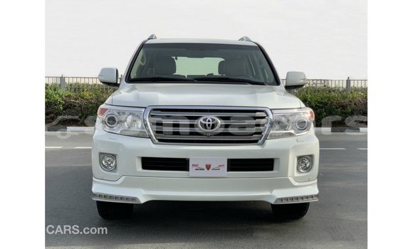 Acheter Import Voiture Toyota Land Cruiser Blanc à Import - Dubai, A'ana Acheter Import Voiture Toyota Land Cruiser Blanc à Import - Dubai, A'ana