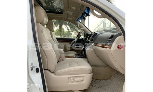 Acheter Import Voiture Toyota Land Cruiser Blanc à Import - Dubai, A'ana Acheter Import Voiture Toyota Land Cruiser Blanc à Import - Dubai, A'ana
