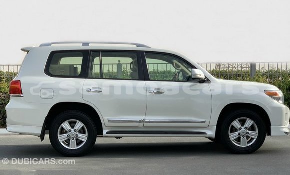 Acheter Import Voiture Toyota Land Cruiser Blanc à Import - Dubai, A'ana Acheter Import Voiture Toyota Land Cruiser Blanc à Import - Dubai, A'ana