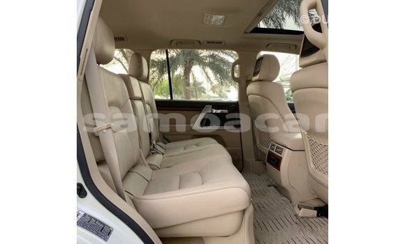 Acheter Import Voiture Toyota Land Cruiser Blanc à Import - Dubai, A'ana Acheter Import Voiture Toyota Land Cruiser Blanc à Import - Dubai, A'ana