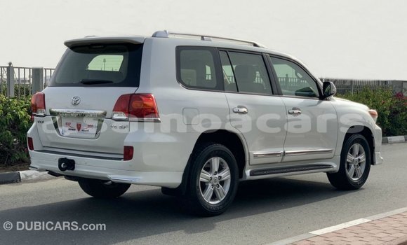 Acheter Import Voiture Toyota Land Cruiser Blanc à Import - Dubai, A'ana Acheter Import Voiture Toyota Land Cruiser Blanc à Import - Dubai, A'ana