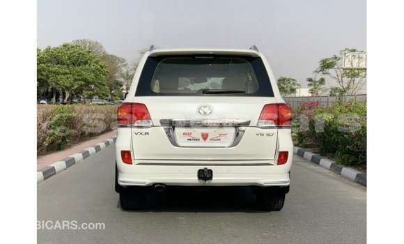Acheter Import Voiture Toyota Land Cruiser Blanc à Import - Dubai, A'ana Acheter Import Voiture Toyota Land Cruiser Blanc à Import - Dubai, A'ana
