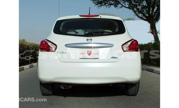 Acheter Import Voiture Nissan Tiida Blanc à Import - Dubai, A'ana Acheter Import Voiture Nissan Tiida Blanc à Import - Dubai, A'ana