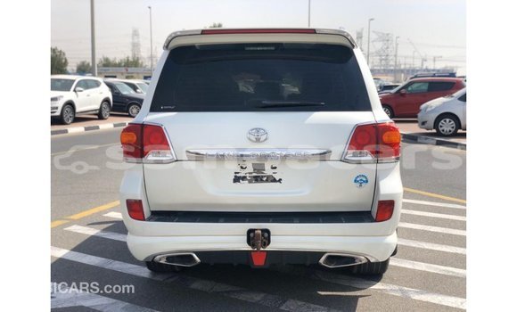 Buy Import Toyota Land Cruiser White Car in Import - Dubai in A'ana Buy Import Toyota Land Cruiser White Car in Import - Dubai in A'ana