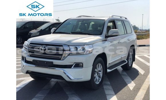Acheter Import Voiture Toyota Land Cruiser Blanc à Import - Dubai, A'ana Acheter Import Voiture Toyota Land Cruiser Blanc à Import - Dubai, A'ana