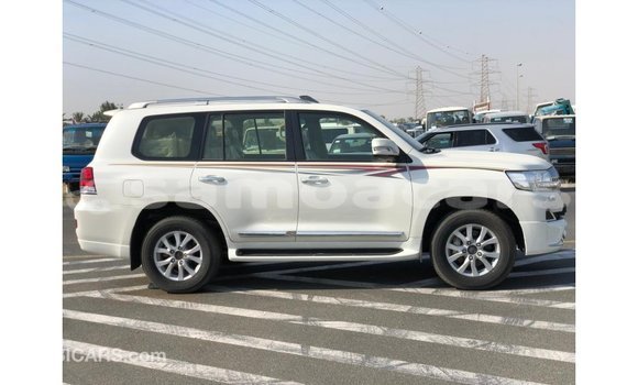 Acheter Import Voiture Toyota Land Cruiser Blanc à Import - Dubai, A'ana Acheter Import Voiture Toyota Land Cruiser Blanc à Import - Dubai, A'ana