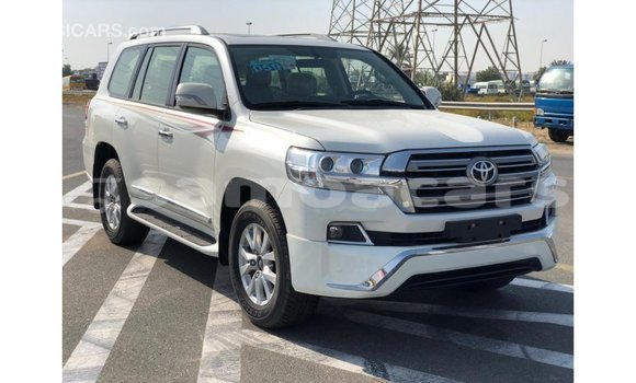 Acheter Import Voiture Toyota Land Cruiser Blanc à Import - Dubai, A'ana Acheter Import Voiture Toyota Land Cruiser Blanc à Import - Dubai, A'ana