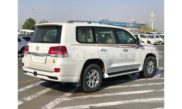 Acheter Import Voiture Toyota Land Cruiser Blanc à Import - Dubai, A'ana Acheter Import Voiture Toyota Land Cruiser Blanc à Import - Dubai, A'ana
