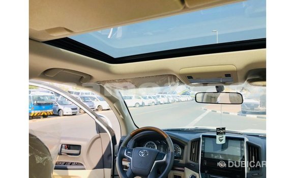 Acheter Import Voiture Toyota Land Cruiser Blanc à Import - Dubai, A'ana Acheter Import Voiture Toyota Land Cruiser Blanc à Import - Dubai, A'ana