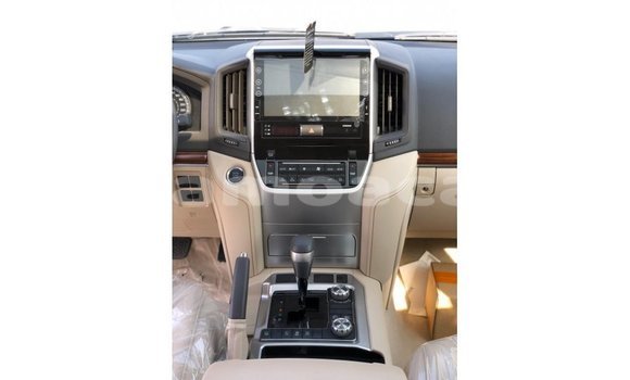 Acheter Import Voiture Toyota Land Cruiser Blanc à Import - Dubai, A'ana Acheter Import Voiture Toyota Land Cruiser Blanc à Import - Dubai, A'ana