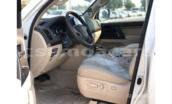 Acheter Import Voiture Toyota Land Cruiser Blanc à Import - Dubai, A'ana Acheter Import Voiture Toyota Land Cruiser Blanc à Import - Dubai, A'ana