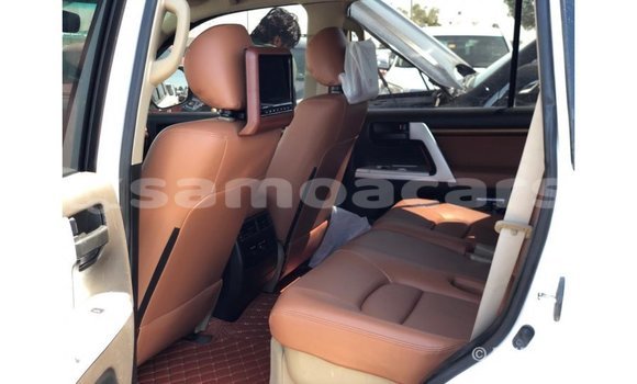 Buy Import Toyota Land Cruiser White Car in Import - Dubai in A'ana Buy Import Toyota Land Cruiser White Car in Import - Dubai in A'ana