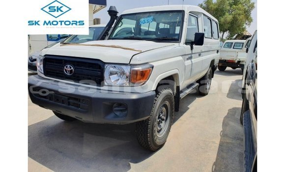 Acheter Import Voiture Toyota Land Cruiser Blanc à Import - Dubai, A'ana Acheter Import Voiture Toyota Land Cruiser Blanc à Import - Dubai, A'ana