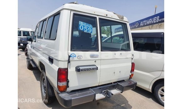 Acheter Import Voiture Toyota Land Cruiser Blanc à Import - Dubai, A'ana Acheter Import Voiture Toyota Land Cruiser Blanc à Import - Dubai, A'ana