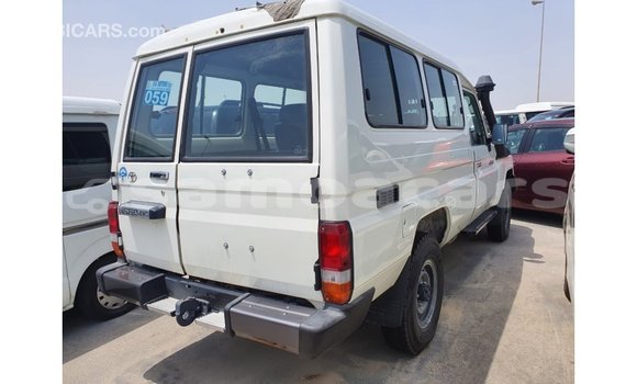 Acheter Import Voiture Toyota Land Cruiser Blanc à Import - Dubai, A'ana Acheter Import Voiture Toyota Land Cruiser Blanc à Import - Dubai, A'ana