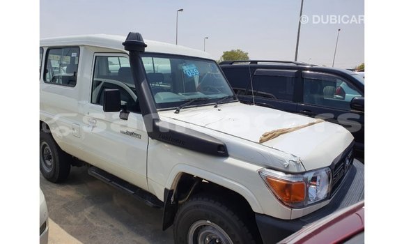 Acheter Import Voiture Toyota Land Cruiser Blanc à Import - Dubai, A'ana Acheter Import Voiture Toyota Land Cruiser Blanc à Import - Dubai, A'ana