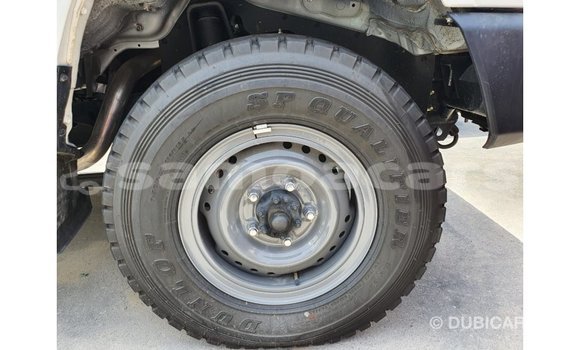 Acheter Import Voiture Toyota Land Cruiser Blanc à Import - Dubai, A'ana Acheter Import Voiture Toyota Land Cruiser Blanc à Import - Dubai, A'ana