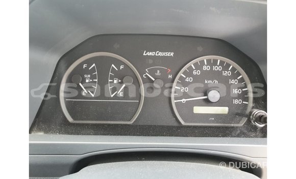 Acheter Import Voiture Toyota Land Cruiser Blanc à Import - Dubai, A'ana Acheter Import Voiture Toyota Land Cruiser Blanc à Import - Dubai, A'ana