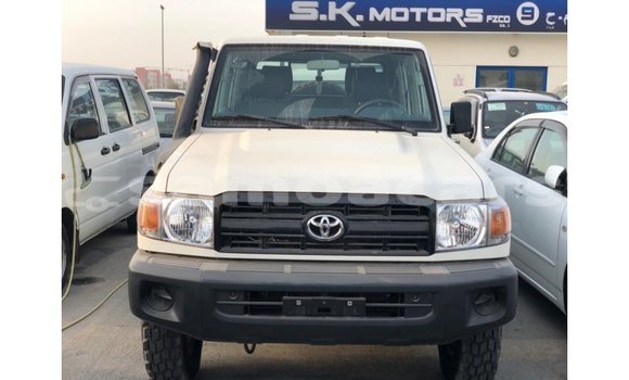 Acheter Import Voiture Toyota Land Cruiser Blanc à Import - Dubai, A'ana Acheter Import Voiture Toyota Land Cruiser Blanc à Import - Dubai, A'ana