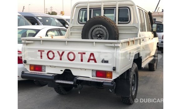 Acheter Import Voiture Toyota Land Cruiser Blanc à Import - Dubai, A'ana Acheter Import Voiture Toyota Land Cruiser Blanc à Import - Dubai, A'ana